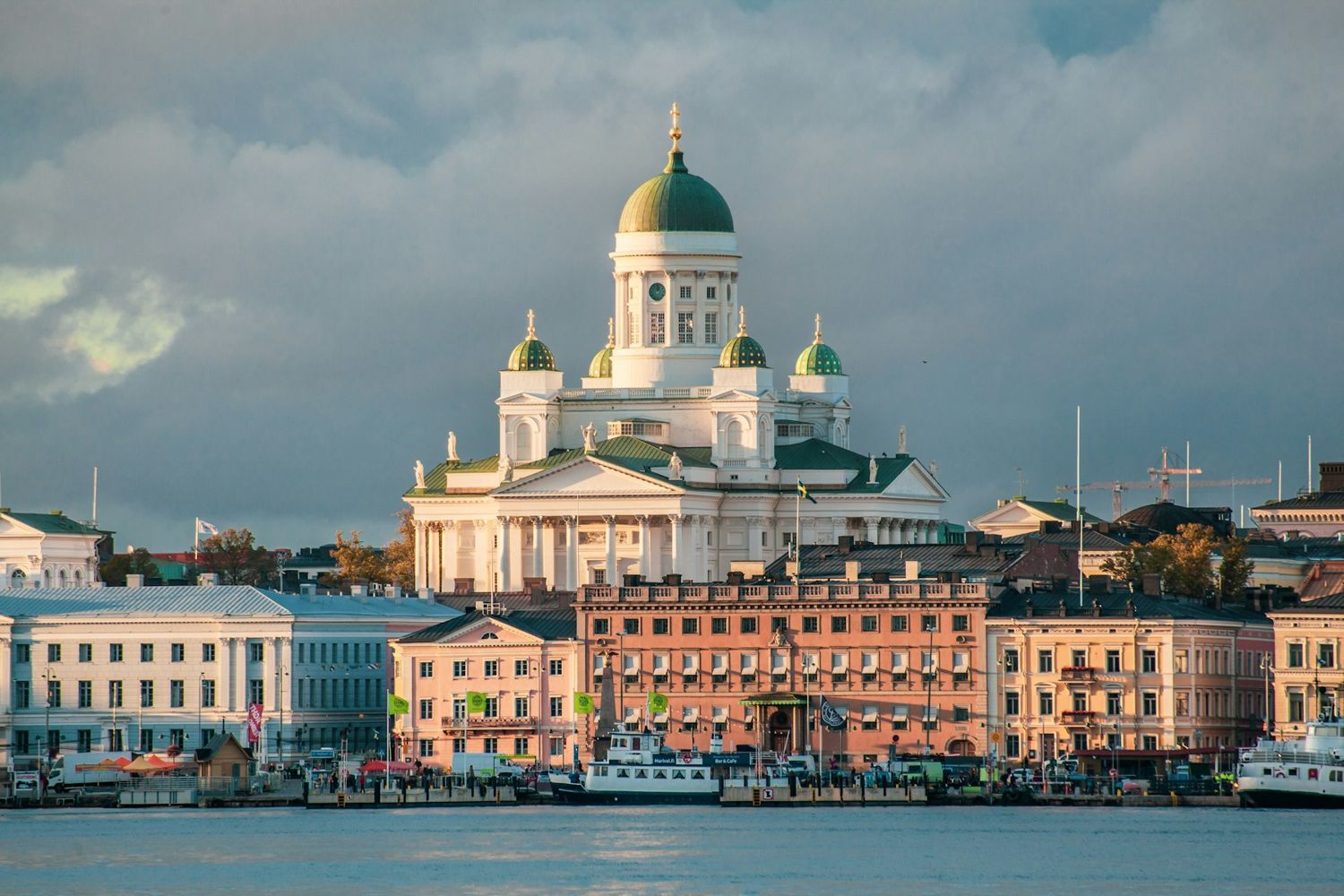 Helsingin tuomiokirkko sataman vieressä