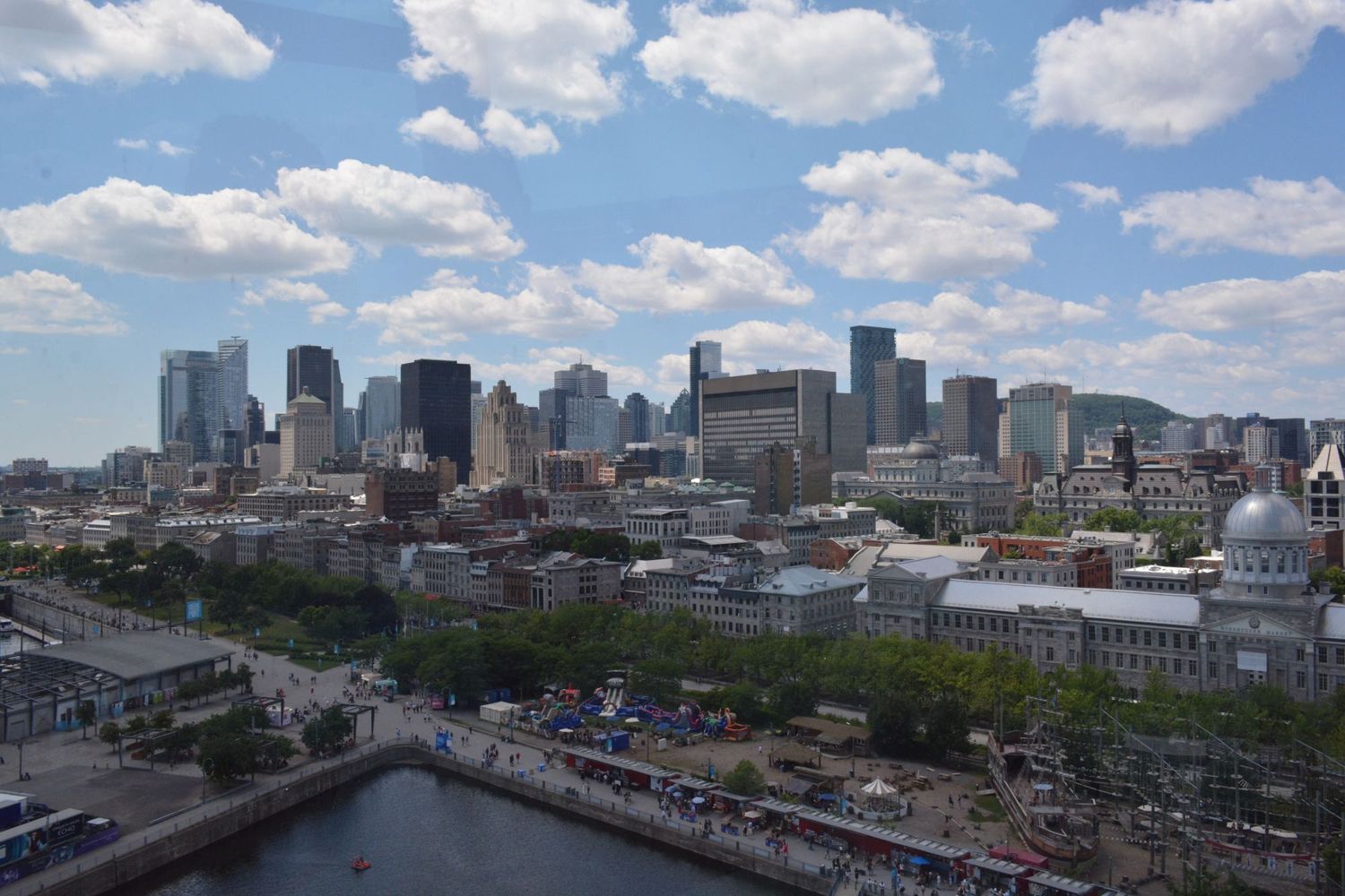 Le Vieux-Montréal et le centre-ville, vus depuis le fleuve Saint-Laurent