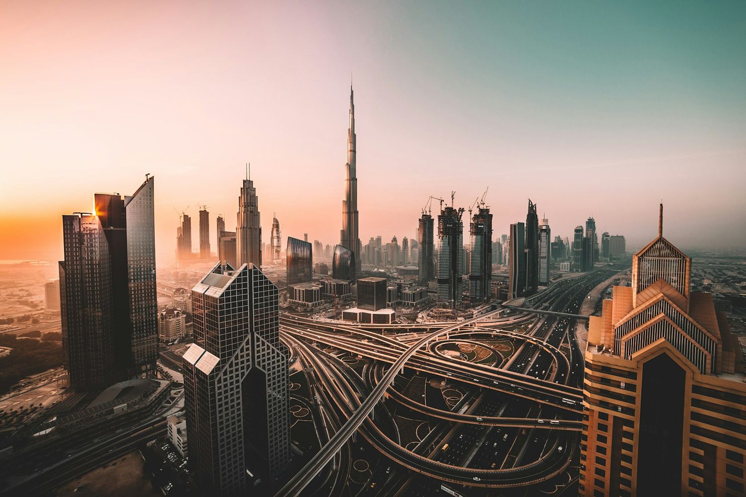 أفق مدينة دبي عند الغروب